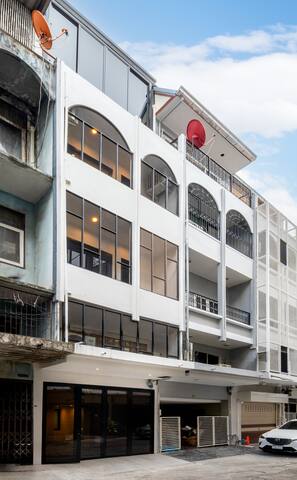 Townhouse in Pratunam Bangkok 100m from 7/11 gallery image 2