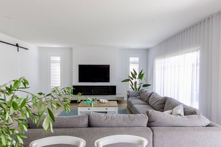 Double Delight – 4pm check out Sundays gallery image 2