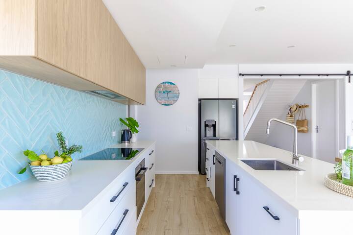 Double Delight – 4pm check out Sundays gallery image 5