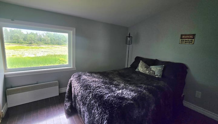 חדר שינה 2 בקומה השנייה: מיטה זוגית, נוף מדהים לאגם בחצר האחורית.