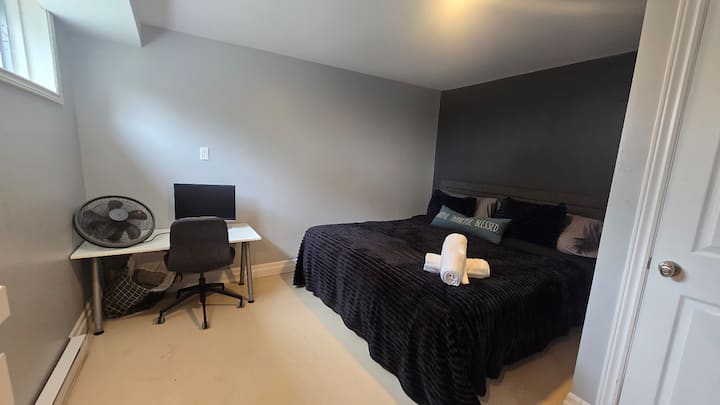 מיטת קינג סייז אחת, שולחן עבודה קטן ומאוורר. חדר השינה הזה ממוקם במרתף עם חלון הפונה לדרום-מזרח. לאחרונה הותקנו תריסים לחשיכה בחדרים.