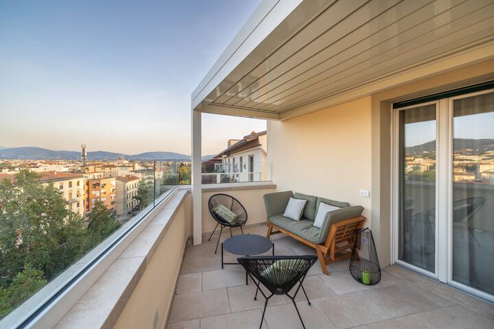 New Luxury Penthouse, Steps from the City Center gallery image 2