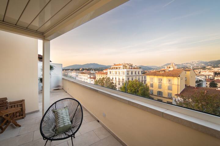 New Luxury Penthouse, Steps from the City Center gallery image 3