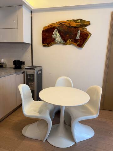 Central no stairs, large 2 bed/2 bath LKF Tai Kwun gallery image 3