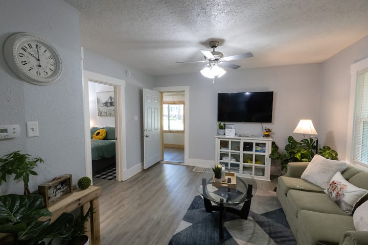 Family & Pet-friendly 2br Retreat Near Downtown - Des Moines, IA