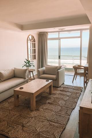 Beautiful 2 bed on the beach, a walk to shops