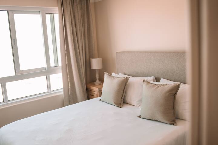 Beautiful 2 bed on the beach, a walk to shops gallery image 3