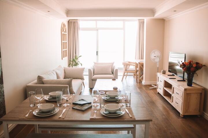 Beautiful 2 bed on the beach, a walk to shops gallery image 5