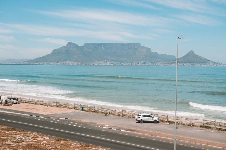 Beautiful 2 bed on the beach, a walk to shops gallery image 2