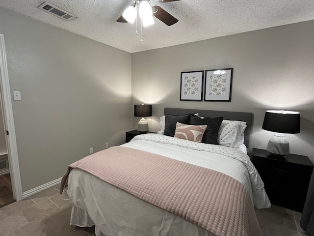 Брачен кревет (широк 150-179 см), држачи за 2 ноќевања со светилки, перници Alt down, машина за бела бучава за спиење, кабелски клипови на ноќни штандови, заштитник за ѕидни пренапони со 4 USB порти, + 1 USB-C порта, дополнителни ќебиња, плакар со убава големина, завеси за затемнување, тавански вентилатор. 