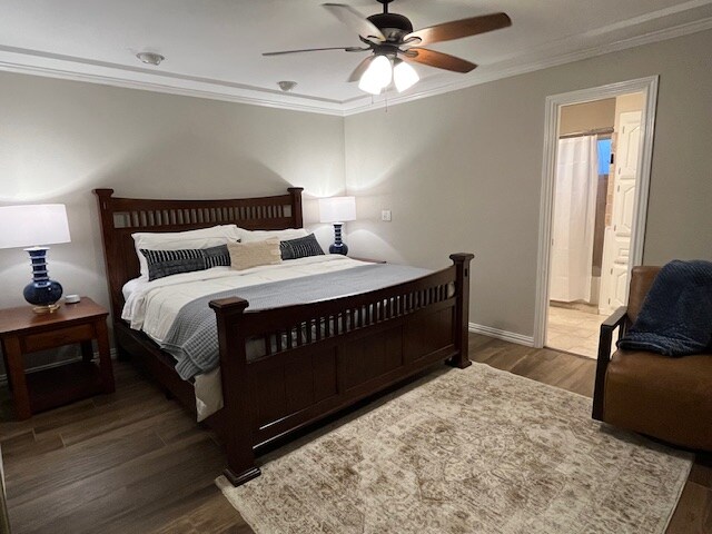 Брачен кревет (широк 150-179 см), 2 крајни маси и  светилки, машина за бела бучава, кабли на ноќни штандови, заштитник од пренапони за ѕид со 4 USB порти, + 1 USB-C порта, огледало во цела должина, 65-инчен телевизор, стол за читање и маса со едрилица и дополнителна рамна перница во плакарот.  