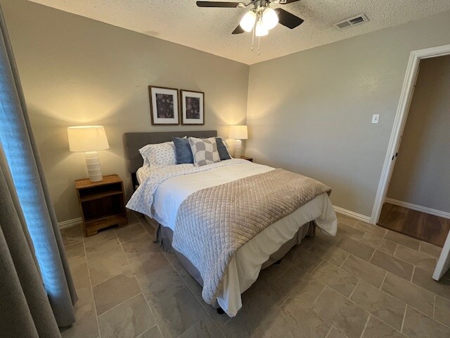 Брачен кревет (широк 150-179 см), држачи за 2 ноќевања со светилки, перници за спуштање, кабли на ноќни штандови, заштитник од пренапони за ѕид со 4 USB порти, + 1 USB-C порта, дополнителни ќебиња, плакар со убава големина, завеси за затемнување, огледало во цела должина, тавански вентилатор.