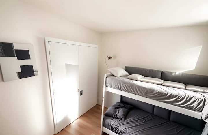 Dhoma me krevat marinari ndodhet në dhomën e tretë të gjumit. Është një krevat me tre nivele. Krevati i tretë tërhiqet nga poshtë. Kemi gjithashtu dyshekë ajri shtesë të disponueshëm sipas kërkesës :)