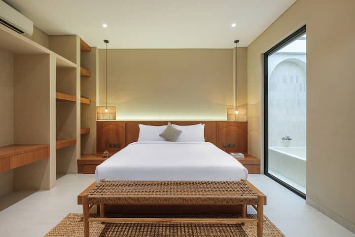 חדר שינה ראשי עם מיטת קינג סייז וחדר רחצה צמוד
