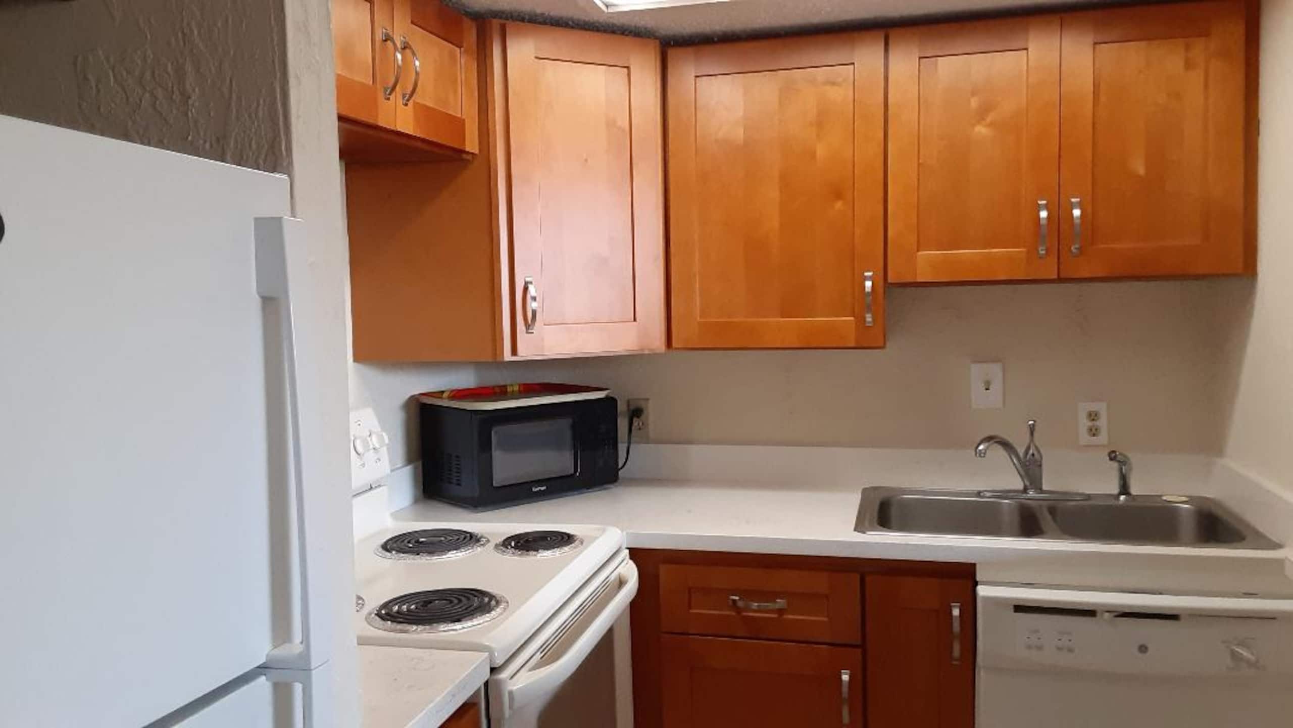 Condo in Lahaina · ★4.8 · Studio · 2 beds · 1 private bath - Image 2