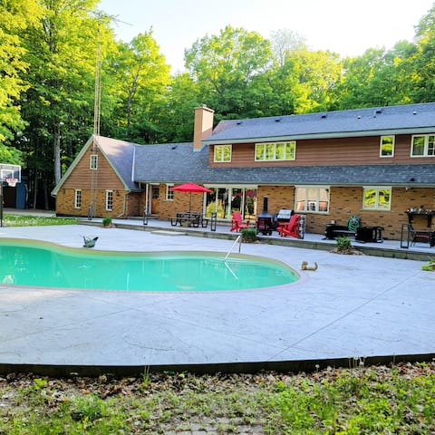 Private cottage heated pool/HotTub/Games 20 Acre