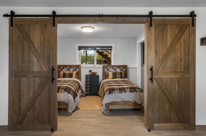 2 Twin Beds Downstairs