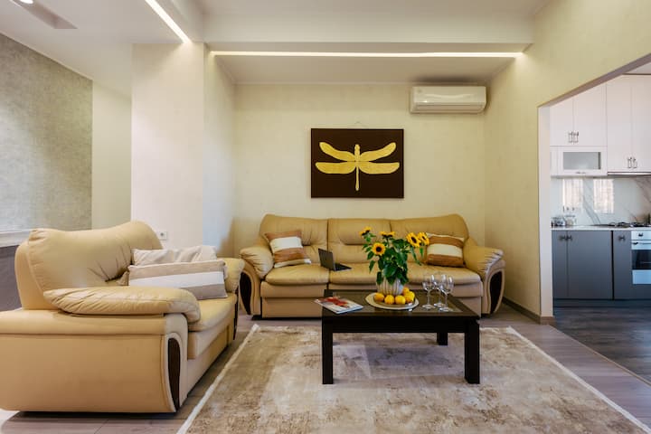Lux Building: Light & Spacious, Central, Balcony - Yerevan