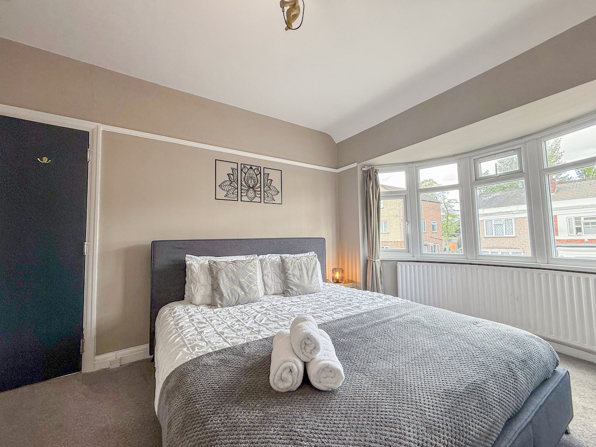 استمتع بنوم هادئ على سرير مريح بحجم كينج (عرض 150 سم، قياسي أوروبي) في غرفة النوم الهادئة هذه في نيو مالدن مع روابط سهلة إلى راينز بارك وكينغستون أبون تيمز وويمبلدون وسوربيتون وبيريلاندز وموتسبور بارك ونوربيتون