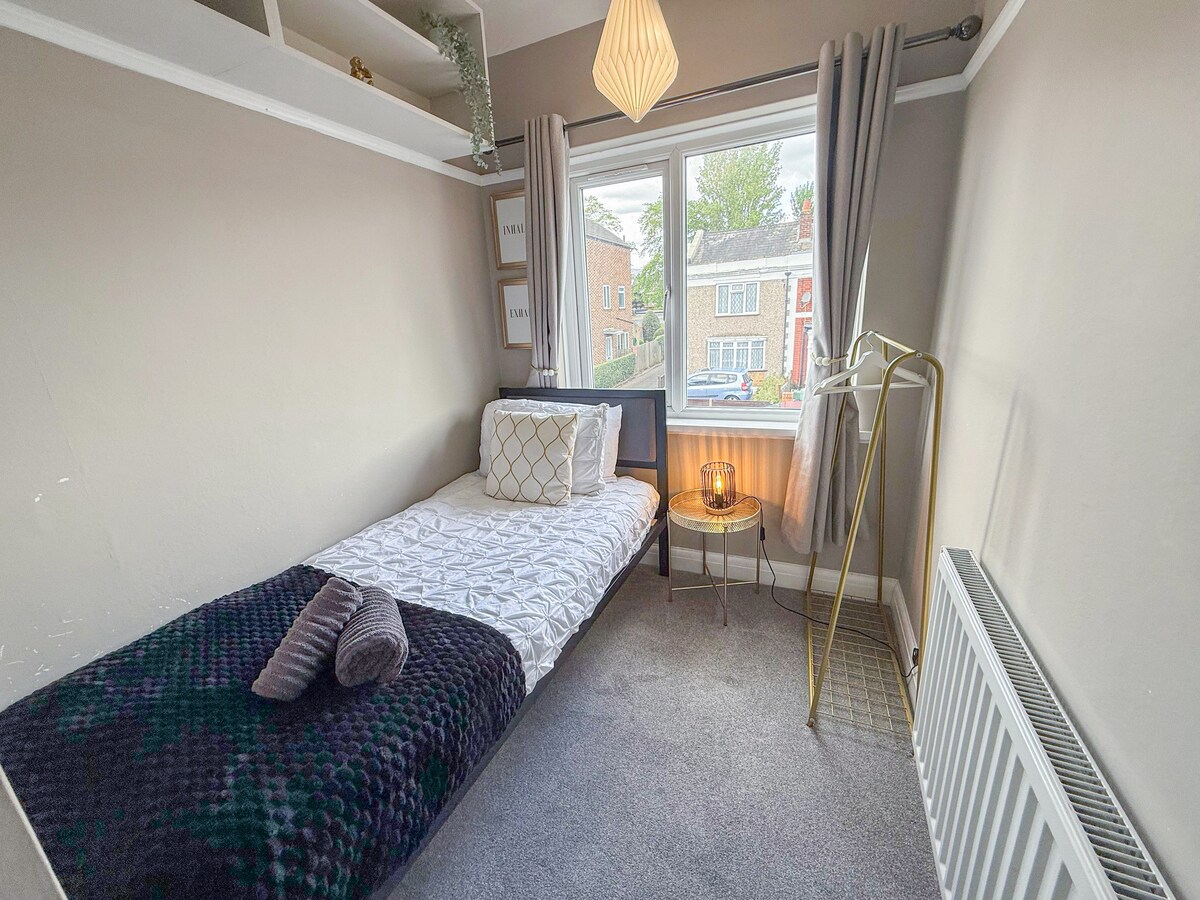توفر هذه الغرفة الثالثة المريحة بسرير واحد الراحة والخصوصية - وهي مثالية لقضاء ليلة هادئة أثناء الاستمتاع بنيو مالدن وراينز بارك وكينغستون أبون تيمز وويمبلدون وسوربيتون وبيريلاندز وموتسبور بارك ونوربيتون.