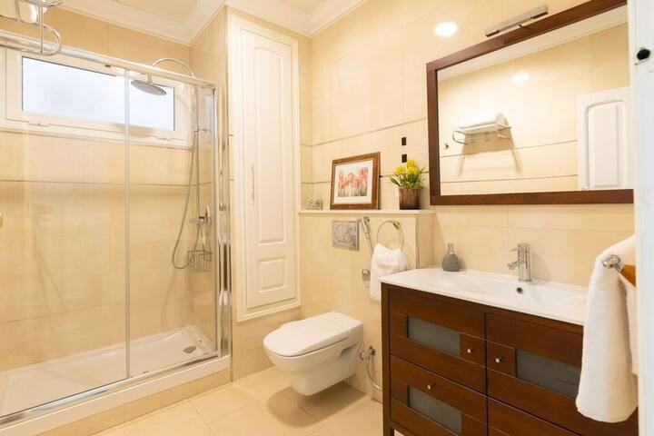 SpaciousFlat |3BR 6P |City ​​heart |Fast Wi-Fi|2WC gallery image 4