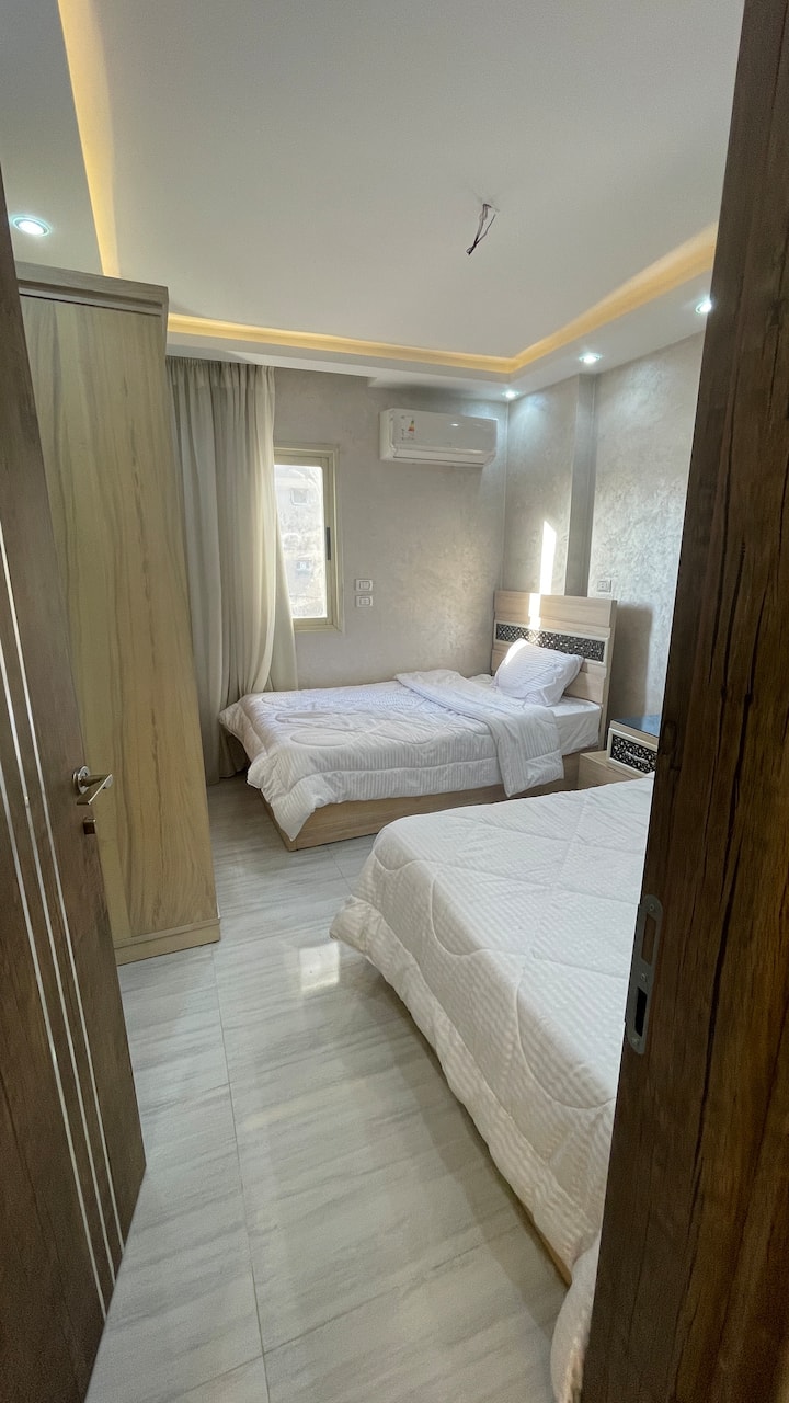 Двокреветна соба со два единечни кревета, гардероба, клима уред и удобен мебел – совршена за пријателите или семејството