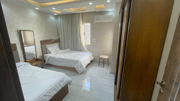 Двокреветна соба со два единечни кревета, гардероба, клима уред и удобен мебел – совршена за пријателите или семејството