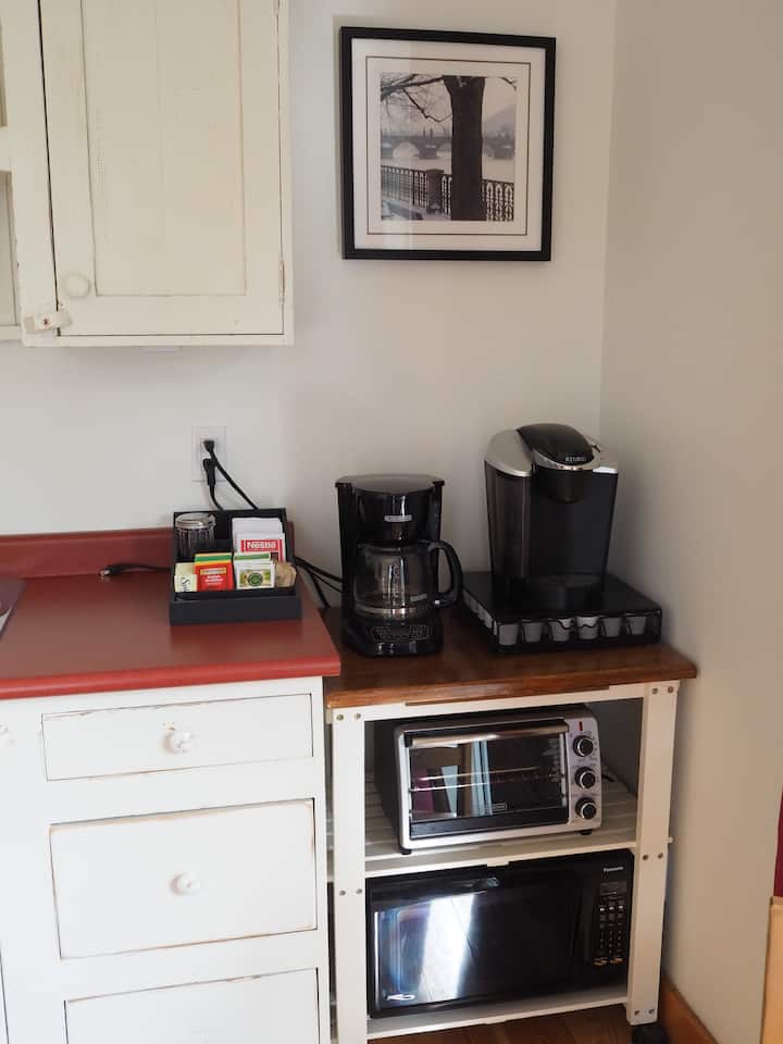 Coastal Hideaway Private Suite - Roberts Creek