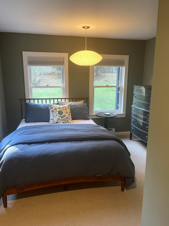 Dhomë gjumi në katin e parë, krevat dopio "Queen", dhomë me pluhur ngjitur