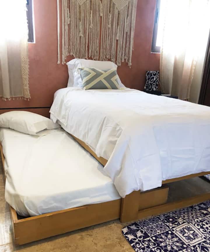 La segunda recámara tiene dos camas individuales, una de ellas se oculta en la base de la otra de manera practica y sencilla