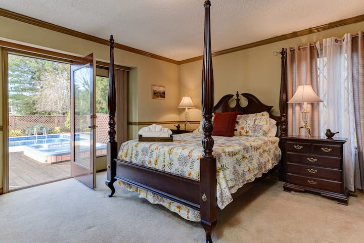 Შეიგრძენით ფუფუნების განსახიერება ამ ფართო და ელეგანტურ საძინებელში.