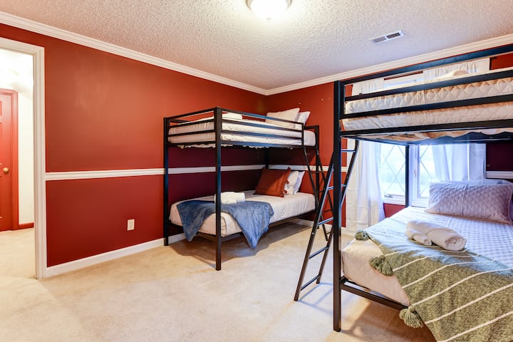 Ორსართულიანი საწოლების სახალისო ოთახი, იდეალურია ბავშვებისა და ზრდასრულებისთვის.