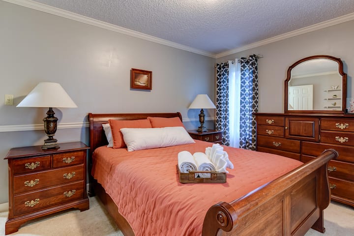 Იგრძენით თავი ისე, როგორც საკუთარ სახლში, ამ მიმზიდველ საძინებელში, რომელიც შექმნილია თქვენი კომფორტის გათვალისწინებით.