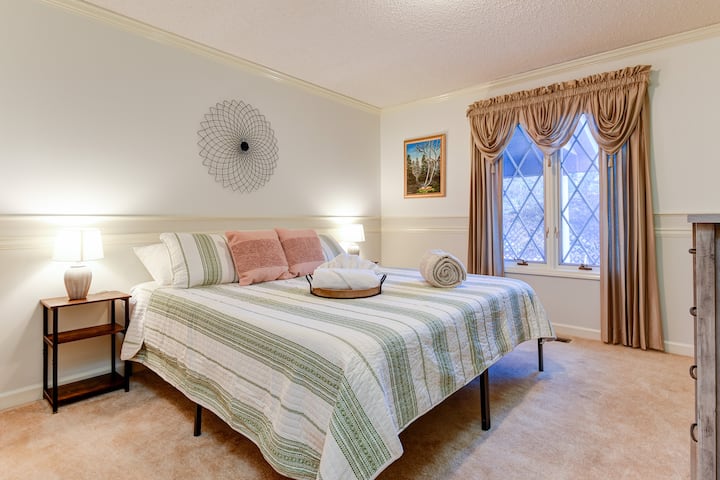 Კარგად აღჭურვილი საძინებელი კომფორტული საწოლით, რბილი თეთრეულითა და მშვიდი გარემოთი.