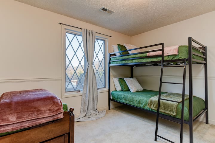 Კარგად გამოყოფილი ორსართულიანი ოთახი კომფორტული ლეიბებით, რბილი თეთრეულითა და მხიარული გარემოთი.