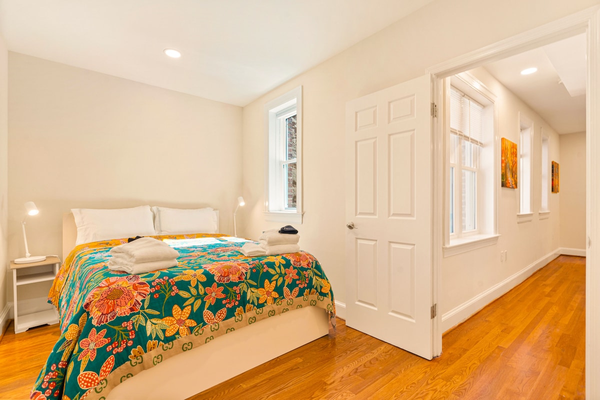 Совршен баланс на удобност и поддршка: овој душек е направен од комбинација на индивидуални џебни намотки и мемори пена со прекривка за ладење. Душекот од мемориска пена е удобна средина, дизајнирана да го продолжи постудениот ноќен сон.