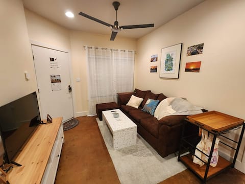 Top performing Airbnb: 2Bed/2Bath Condo. Walk to cafes, restaurants & UT! in Chestnut