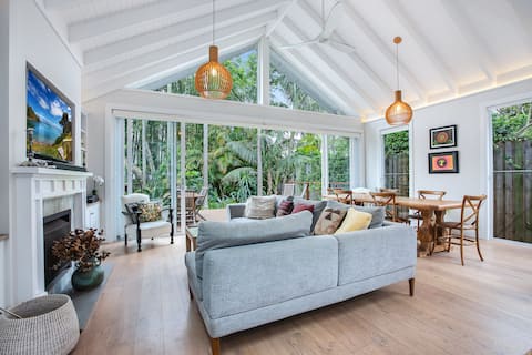 Top Airbnb: Manly Beach Resort with Parking | 5 min to Beach in Manly