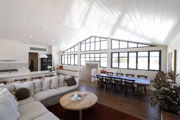 Saltaire Luxurious Beach House Breath-taking Views gallery image 4