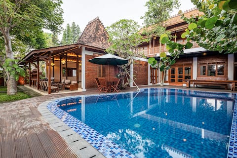 Luxurious Traditional House