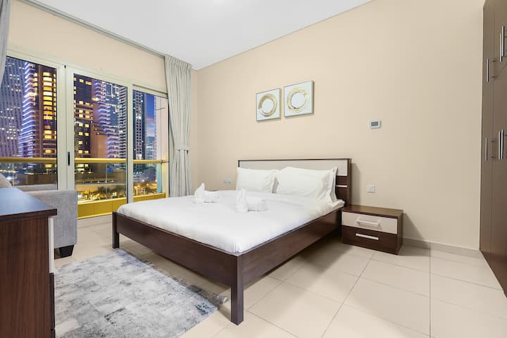 Ეს მყუდრო საძინებელი გამოირჩევა ლუქს-კლასის საწოლით პრემიუმ-კლასის თეთრეულით, რომელიც უზრუნველყოფს მშვიდ ღამეებს. Დიდი ფანჯრები სივრცეს ბუნებრივი სინათლით ავსებს, გემოვნებიანი დეკორი კი მშვიდი ატმოსფეროს ქმნის, რომელიც იდეალურია განტვირთვისთვის ერთი დღის დათვალიერების შემდეგ.