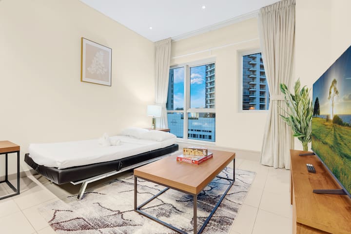 Დაისვენეთ მიმზიდველ მისაღებ ოთახში, კომფორტული დივნით, რომელიც დამატებითი სტუმრებისთვის განკუთვნილ მყუდრო საწოლად გარდაიქმნება. Ეს დახვეწილი საცხოვრებელი იდეალურია დასასვენებლად, ტელევიზორის საყურებლად ან ქალაქის დათვალიერების შემდეგ განტვირთვისთვის და ორივე კომფორტის შესაქმნელად.