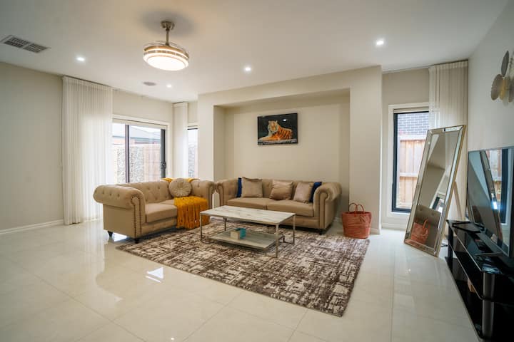 Stylish Family Escape With Spacious Interiors - Donnybrook