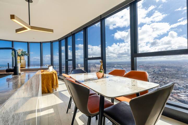 Modern 3-Bed City Escape with Hot Tub in Melbourne gallery image 5