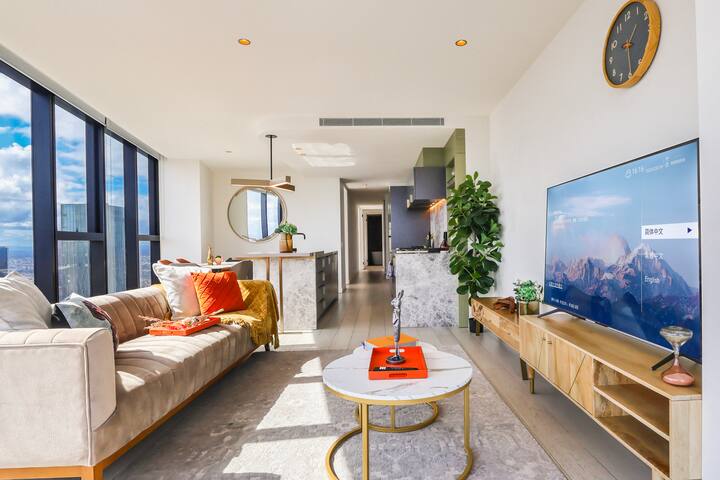 Modern 3-Bed City Escape with Hot Tub in Melbourne gallery image 2