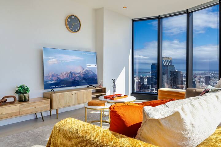 Modern 3-Bed City Escape with Hot Tub in Melbourne gallery image 3