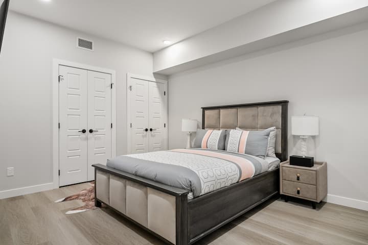 在这间现代化的卧室放松身心，清新的床单和柔和的色调让您安心入睡