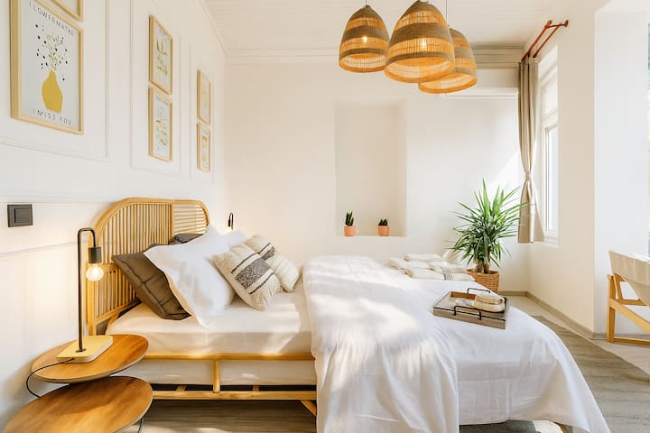 3-StoreyHouse w/Balcony,Terrace,Sauna,Bar,3BR, 3BA