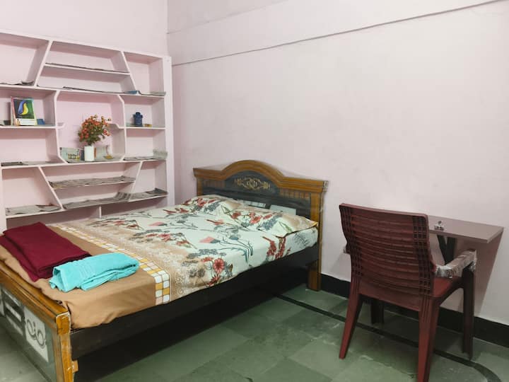 una acogedora cama tamaño queen adecuada para dos.