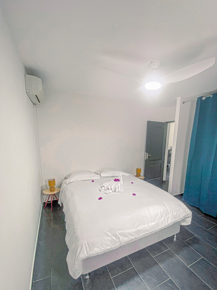 FR : Une chambre agréable avec un lit double et une table de nuit, pour des nuits paisibles et confortables

ANG :  A pleasant bedroom with a double bed and a bedside table, for peaceful and comfortable nights